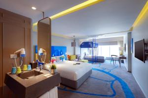 バンコクにあるTinidee Trendy Bangkok Khaosanの大型ベッドとシンクが備わるホテルルームです。