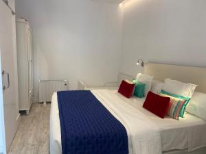 1 dormitorio con 1 cama grande con almohadas rojas y azules en Ca na Cati Inca, en Inca