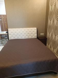 1 cama en un dormitorio con colchón marrón en Сдам квартиру у моря Элегия парк Аркадия, en Odessa