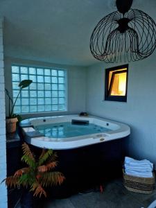 eine große Badewanne in einem Zimmer mit Fenster in der Unterkunft Deja View 