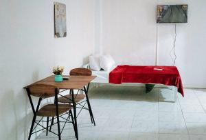 Postel nebo postele na pokoji v ubytování RedDoorz at Rio Bella Lacson St Bacolod + 3 fotografie