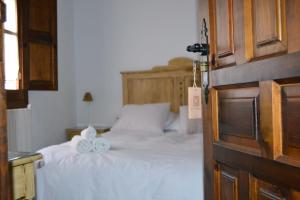 een slaapkamer met een bed met twee handdoeken erop bij Casa Rural San Miguel Zufre in Zufre