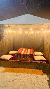 Una cama en una tienda con luces. en ONE 7 FARM (DESI PARADISE FARM ), en Dubái
