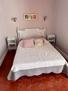 アントレーグ・シュル・ラ・ソルグにあるDomaine de Beauchampのベッドルーム(ピンクの枕が付いた白いベッド付)