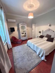 アントレーグ・シュル・ラ・ソルグにあるDomaine de Beauchampのベッドルーム(大きな白いベッド1台、鏡付)