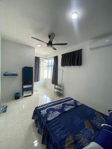 une chambre avec un lit et un ventilateur de plafond dans l'établissement Sara Villa @ 5mins A'famosa Resort, à Kampong Alor Gajah