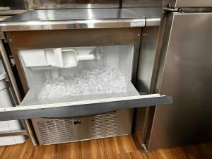 Cucina o angolo cottura di ヴィラ砂時計九十九里超豪華大型貸切別荘寝室五つペット可サウナ本格カラオケグランドピアノ麻雀