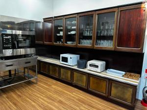 Cucina o angolo cottura di ヴィラ砂時計九十九里超豪華大型貸切別荘寝室五つペット可サウナ本格カラオケグランドピアノ麻雀