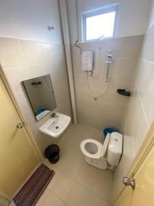 małą łazienkę z toaletą i umywalką w obiekcie Sara Villa @ 5mins A'famosa Resort w mieście Kampong Alor Gajah