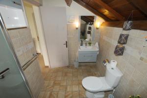 a bathroom with a toilet and a sink at Villa Eastern Wind in Pointe d'Esny