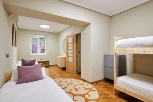 1 dormitorio con 2 literas y pasillo en TuApartamento Centro Ciudad Calle Caldereria 12, en Pamplona