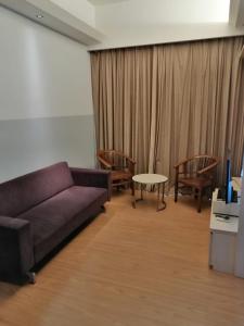 A seating area at Swiss Garden Residence 1 Bedroom Suite