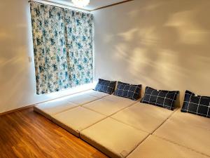 Postel nebo postele na pokoji v ubytování ヴィラ砂時計九十九里超豪華大型貸切別荘寝室五つペット可サウナ本格カラオケグランドピアノ麻雀 + 27 fotografií