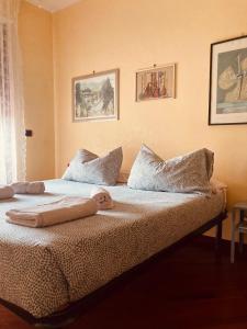 ein Schlafzimmer mit einem Bett mit zwei Handtüchern darauf in der Unterkunft JFK b & b in Ciampino