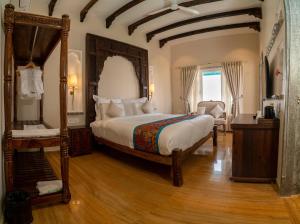 um quarto com uma cama grande num quarto em Khamma Ghani A Boutique Hotel em Udaipur