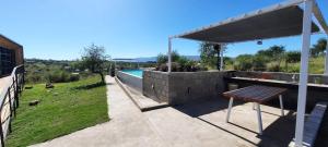 un patio con banco y piscina en BLACK BOX CABAÑAS A en Villa Santa Cruz del Lago