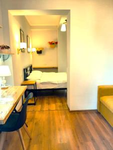 Hotel Art Nikola Rooms في تبليسي: غرفة بسريرين ومكتب وطاولة