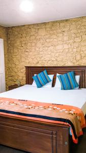 Un pat sau paturi într-o cameră la Ella Relax Inn