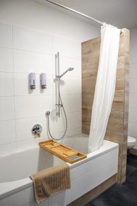 DoreyHome I Luxus - Stylish - Modern House I Parking I Smart TV I Netflix WLAN في باساو: حمام مع دش وحوض استحمام مع ستارة دش