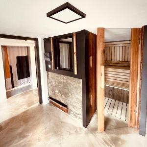 ein leeres Zimmer mit Tür in einem Haus in der Unterkunft Löwe Apartments in Oy-Mittelberg