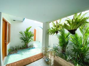 a courtyard with plants in a house at Ubu Villa Tropicola - Near Yogyakarta City Center in Seturan