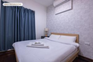 een slaapkamer met een bed met twee handdoeken erop bij New Building Home 3B2b Daan Park MRT-2min 全新大樓家 3房2衛 2分到大安森林公園站 in Taipei