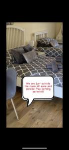 una camera con un letto con una bolla vocale che dice che non siamo qualificati per preparare di The Ashton Gate Mews a Bristol