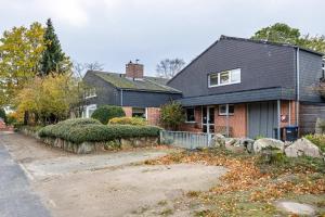 een huis met een zwart dak en een oprit bij Landhaus Bleckede - App 2 Lüneburg in Bleckede