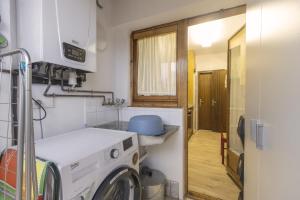 eine Küche mit einer Waschmaschine in einem Zimmer in der Unterkunft Vall de Lord in San Lorenzo de Morunys