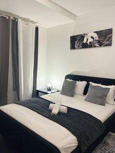 ein Schlafzimmer mit einem großen Bett und einem Handtuch darauf in der Unterkunft Maison Paisible à 15 min de Disneyland ! in Crégy-lès-Meaux