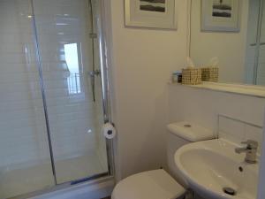 Un baño con ducha, inodoro y lavabo. en Seaview Heights Whitby, en Whitby