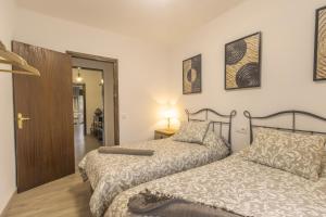 two beds sitting next to each other in a bedroom at Vall de Lord in Sant Llorenc de Morunys