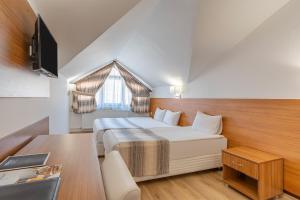 Un dormitorio con una cama grande y una ventana en Mirada Del Monte en Erciyes