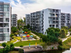 - une vue aérienne sur les immeubles d'appartements et un parc dans l'établissement Cassia Residences 2 Bedroom with terrace Sea View by NLA, à Bang Tao Beach