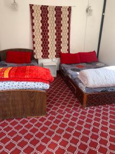 Llit o llits en una habitació de Nagarkot Trekkers Inn