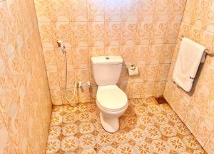 アボッターバードにあるCharly Villaのバスルーム(白いトイレ付)が備わります。