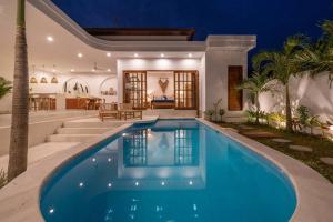 una piscina al centro di una casa di CASA BIARI : Tropical Vibes - 3 min from beach a Canggu