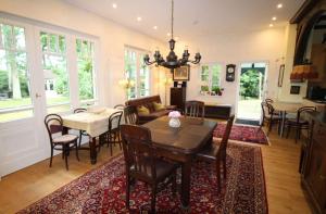 - une salle à manger et un salon avec une table et des chaises dans l'établissement Haus Hubertus - die Strandvilla, à Boltenhagen