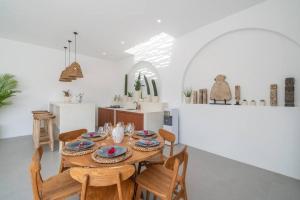 Foto dalla galleria di CASA BIARI : Tropical Vibes - 3 min from beach a Canggu