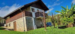 Črnomelj的住宿－Marinčeva zidanica，带阳台的小房子