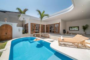 una villa con piscina e una casa di CASA BIARI : Tropical Vibes - 3 min from beach a Canggu