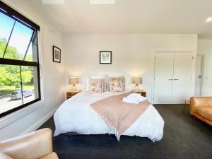 1 dormitorio con cama y ventana grande en Nelson City Centre Apartment 1, en Nelson