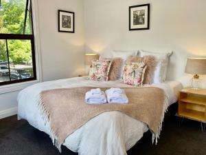 um quarto com uma cama com toalhas em Nelson City Centre Apartment 1 em Nelson