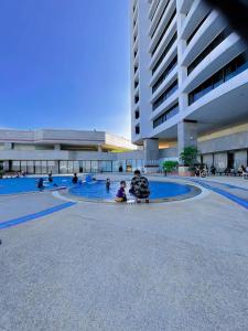 um grupo de pessoas em uma piscina em um edifício em Thumrin Thana Hotel em Trang