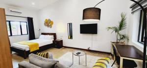 een slaapkamer met een bed, een bank en een bureau bij Instahomes by Tru - Mt Pleasant Apartments in Blantyre