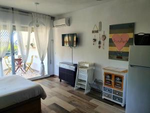 Schlafzimmer mit einem Bett, einem Schreibtisch und einem Kühlschrank in der Unterkunft Arabia´s Loft Nuevo Portil in El Portil