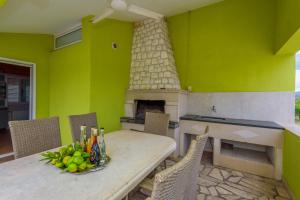 een eetkamer met een tafel en een open haard bij Villa Usce in Komin