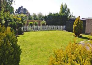 O grădină în afara Amazing Family Cottage Just mins to Beach & Attractions, 3 bed, Sleeps 5, Large Garden, Off Road Private Parking, Fab Free WiFi & Pets are Welcome too! The Perfect Family holiday Getaway!