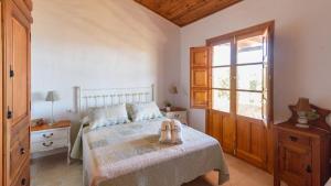 A bed or beds in a room at Casa La Yedra Algarrobo by Ruralidays Még 27 kép
