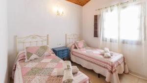 A bed or beds in a room at Casa La Yedra Algarrobo by Ruralidays
